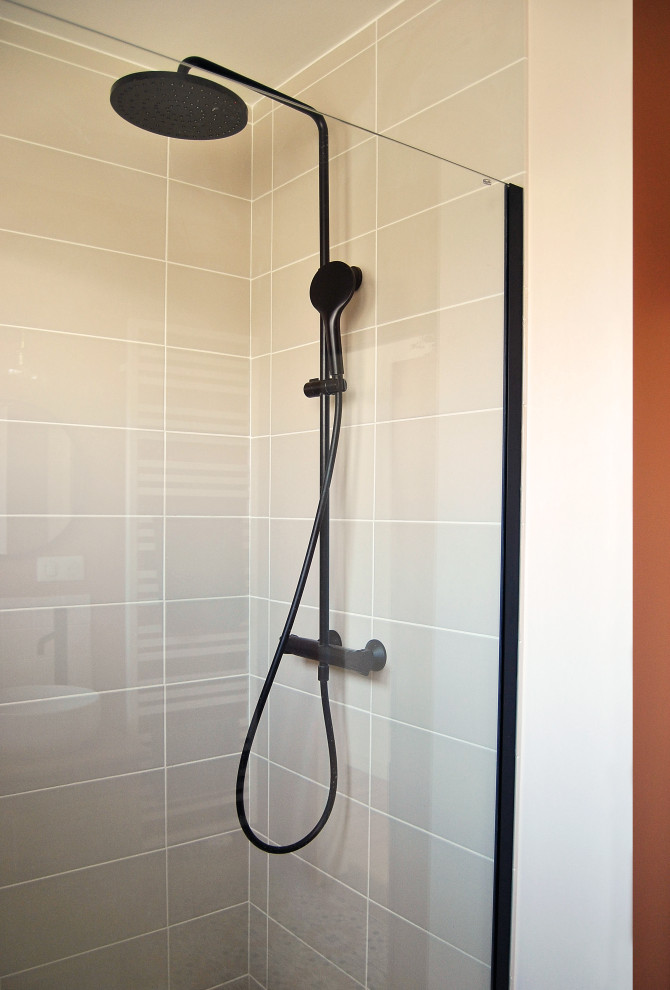 Nordisk inredning av ett mellanstort en-suite badrum, med skåp i ljust trä, en öppen dusch, vit kakel, keramikplattor, orange väggar, klinkergolv i keramik, ett nedsänkt handfat, träbänkskiva och flerfärgat golv