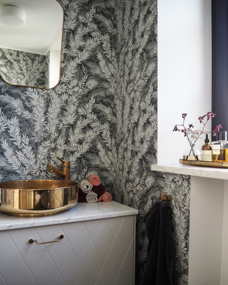 Kleine Eklektische Gästetoilette mit profilierten Schrankfronten, grauen Schränken, grauer Wandfarbe, Marmorboden, Aufsatzwaschbecken, grauem Boden, weißer Waschtischplatte, freistehendem Waschtisch und Tapetenwänden in München