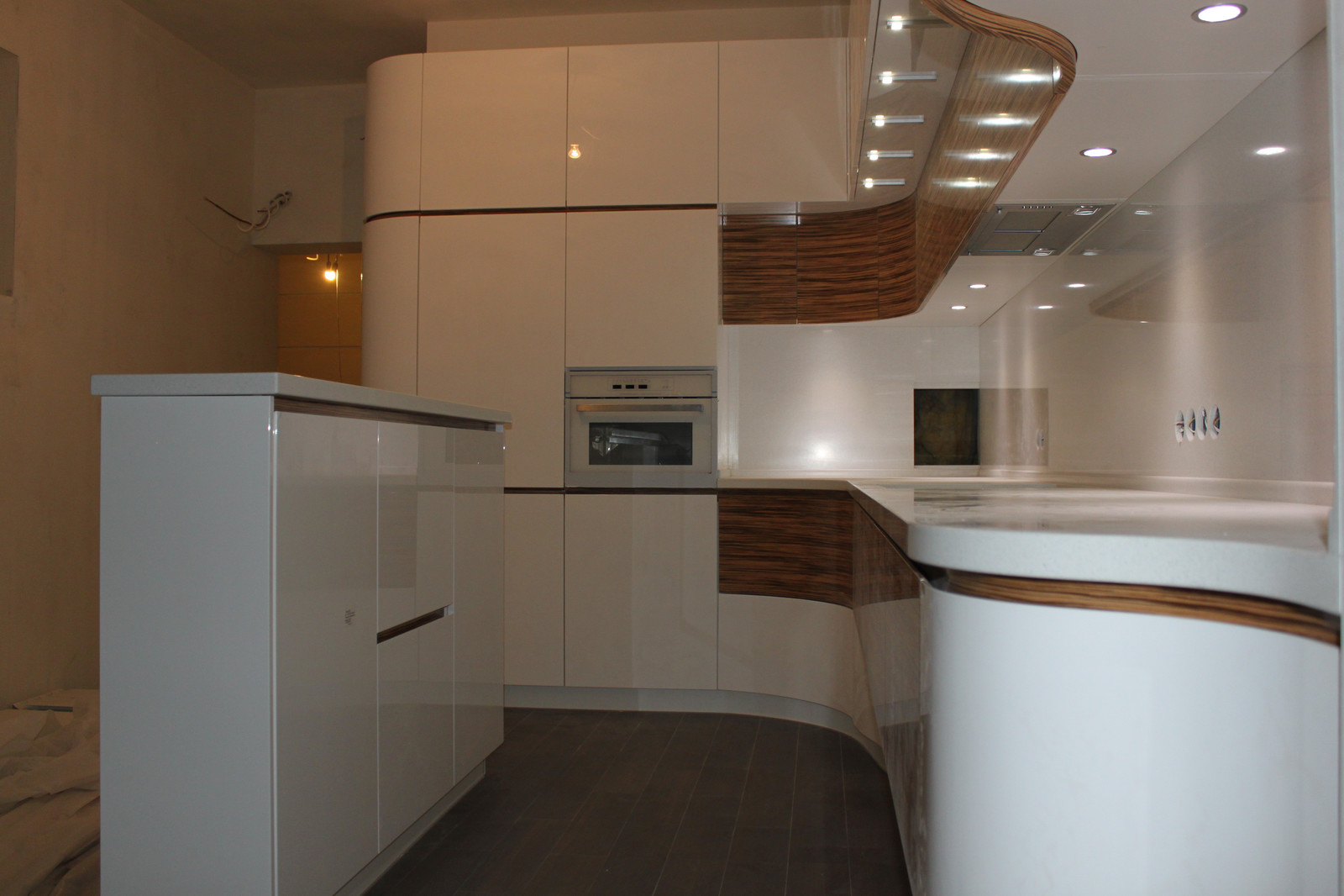 Кухня белая с гнутыми фасадами