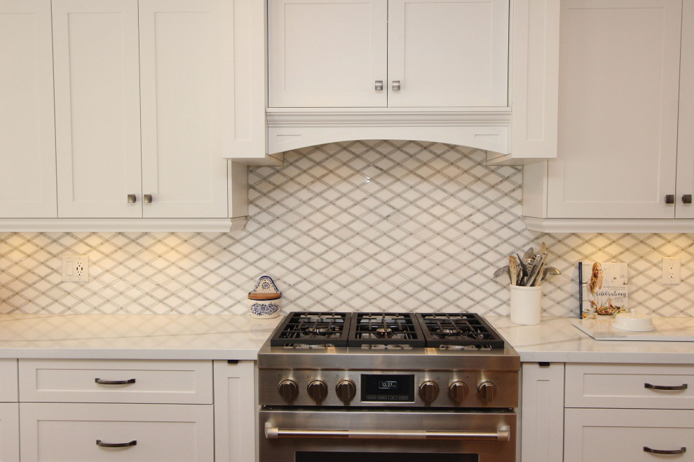 Transitional kitchen photo in Toronto