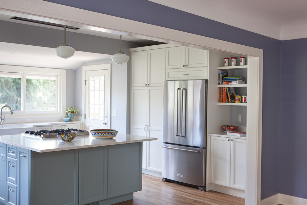 Example of a classic kitchen design in Seattle