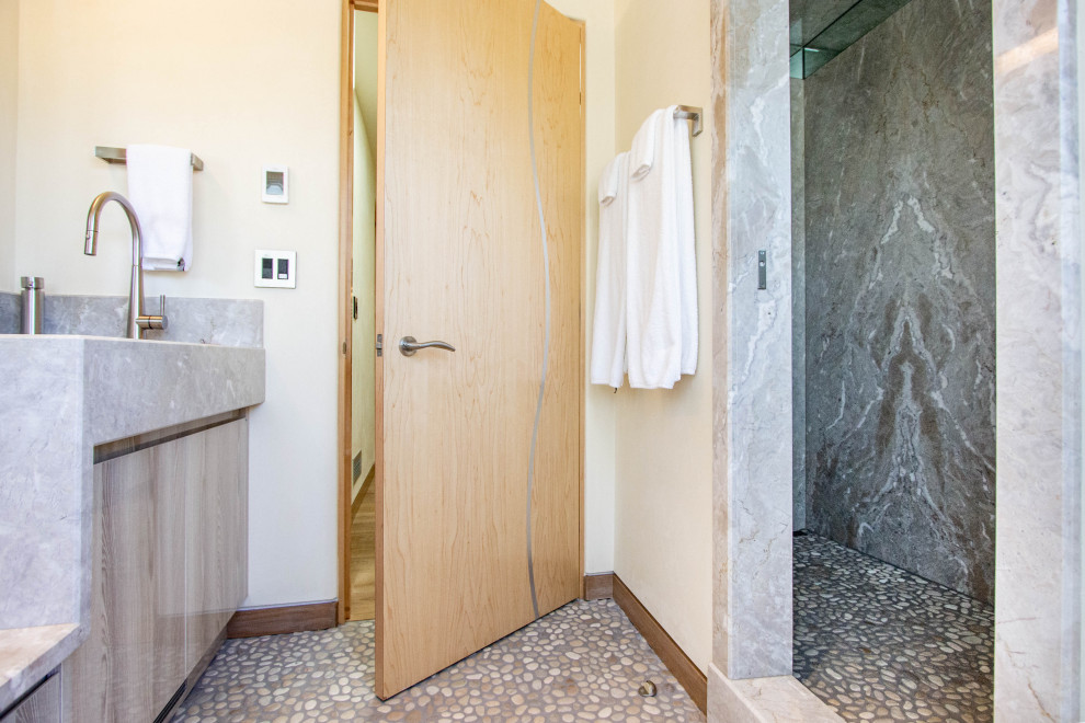 Ispirazione per una stanza da bagno stile marinaro con pavimento con piastrelle di ciottoli