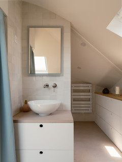 Светлый дизайн для маленькой ванны