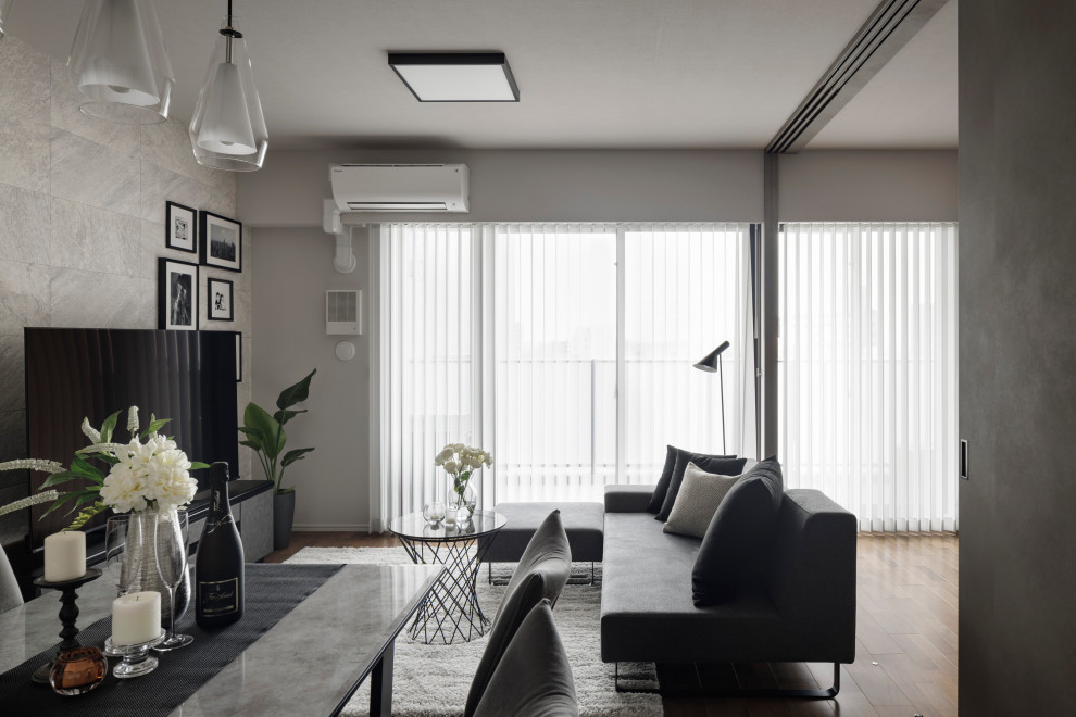 Idee per un soggiorno con pareti grigie, pavimento in compensato, TV autoportante, pavimento grigio, soffitto in carta da parati e carta da parati