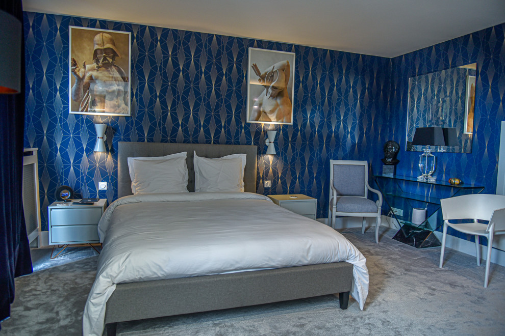 Идея дизайна: большая хозяйская спальня в стиле модернизм с синими стенами, ковровым покрытием, серым полом и обоями на стенах