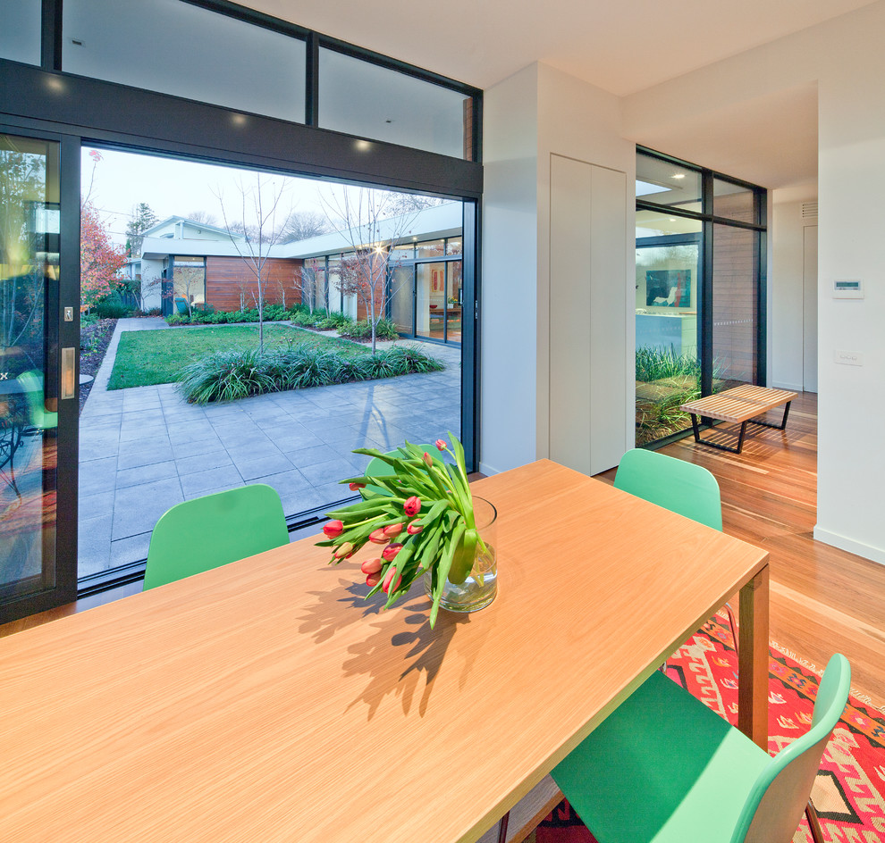 Photo of a contemporary dining room in Canberra - Queanbeyan.