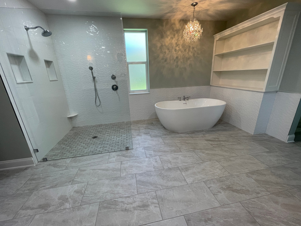 Aménagement d'une salle de bain principale contemporaine de taille moyenne avec un placard à porte shaker, des portes de placard grises, un lavabo encastré, un plan de toilette en quartz modifié, meuble double vasque et meuble-lavabo encastré.