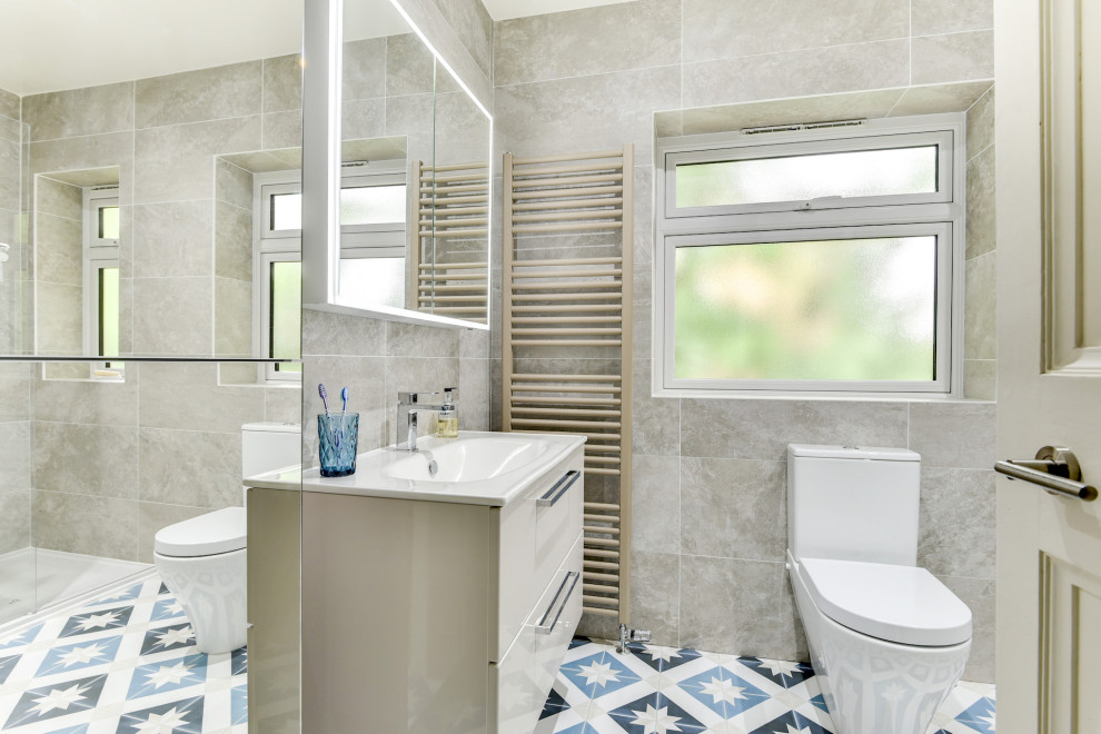 Идея дизайна: маленькая главная ванная комната: освещение в современном стиле с плоскими фасадами, бежевыми фасадами, открытым душем, раздельным унитазом, бежевой плиткой, керамической плиткой, полом из керамической плитки, накладной раковиной, синим полом, открытым душем, тумбой под одну раковину и подвесной тумбой для на участке и в саду
