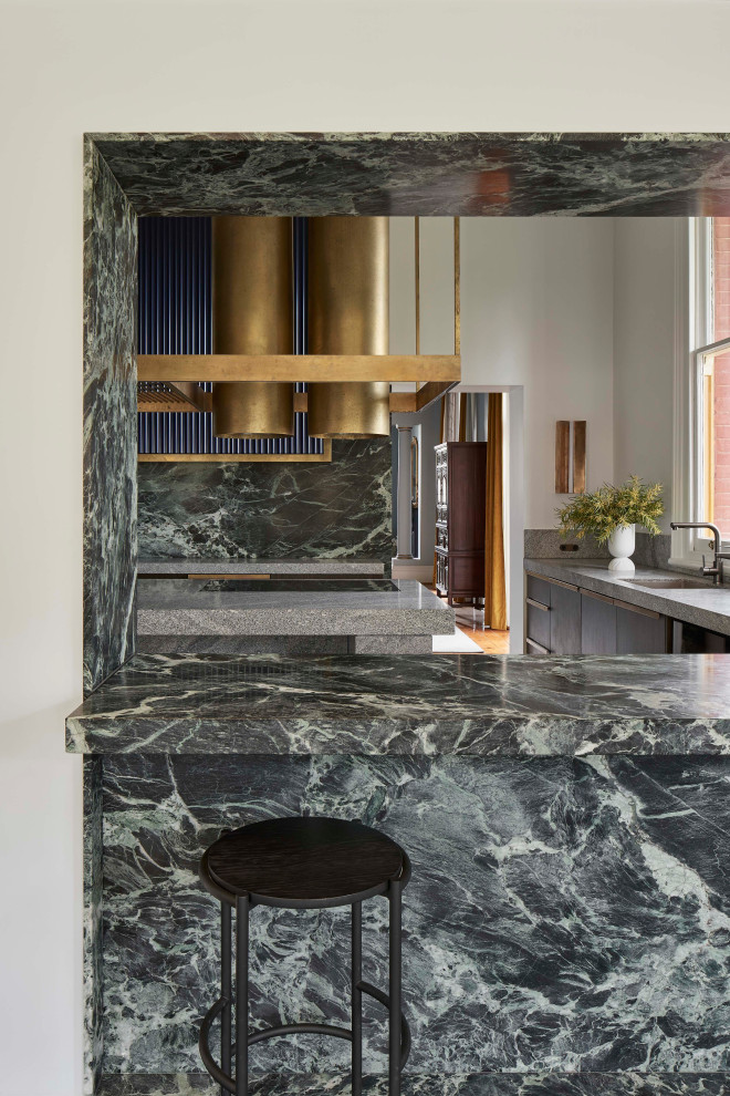 Große Eklektische Küche mit Lamellenschränken, Marmor-Arbeitsplatte, Küchenrückwand in Grün, Rückwand aus Marmor, Marmorboden, Kücheninsel und grauer Arbeitsplatte in Adelaide