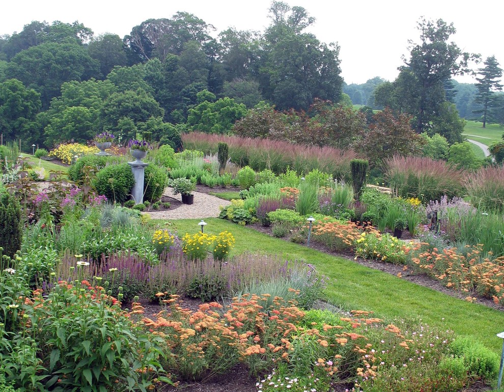 Design ideas for a traditional garden in Philadelphia.