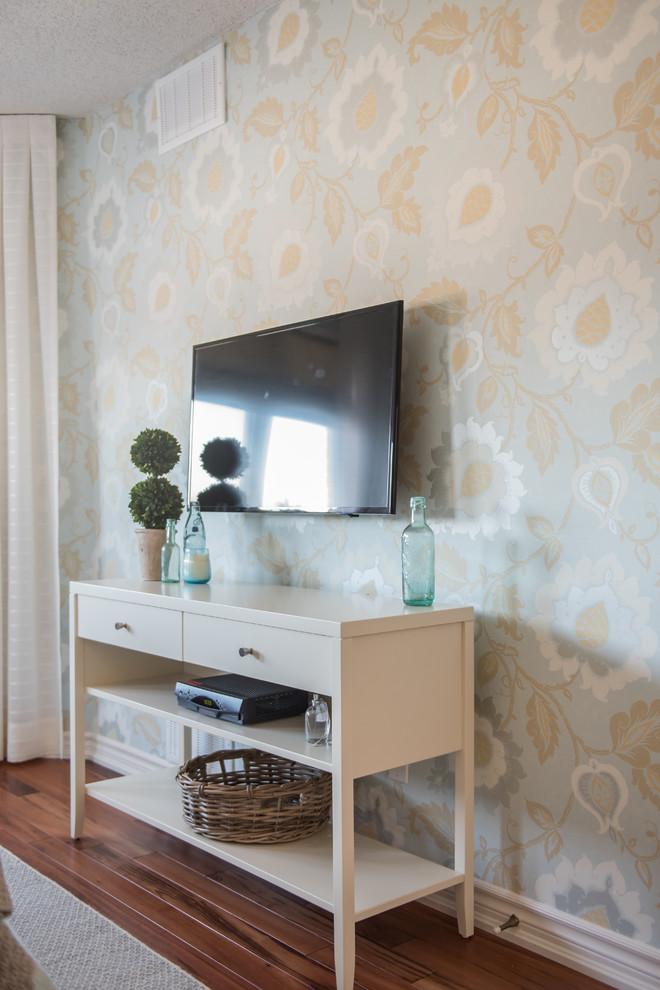 Transitional home design photo in Toronto