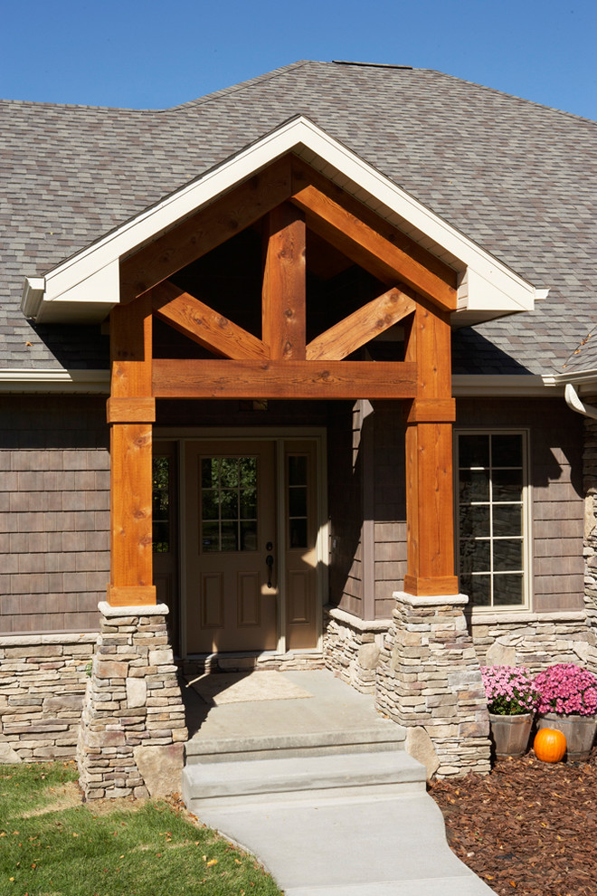 Mountain style entryway photo in Cedar Rapids