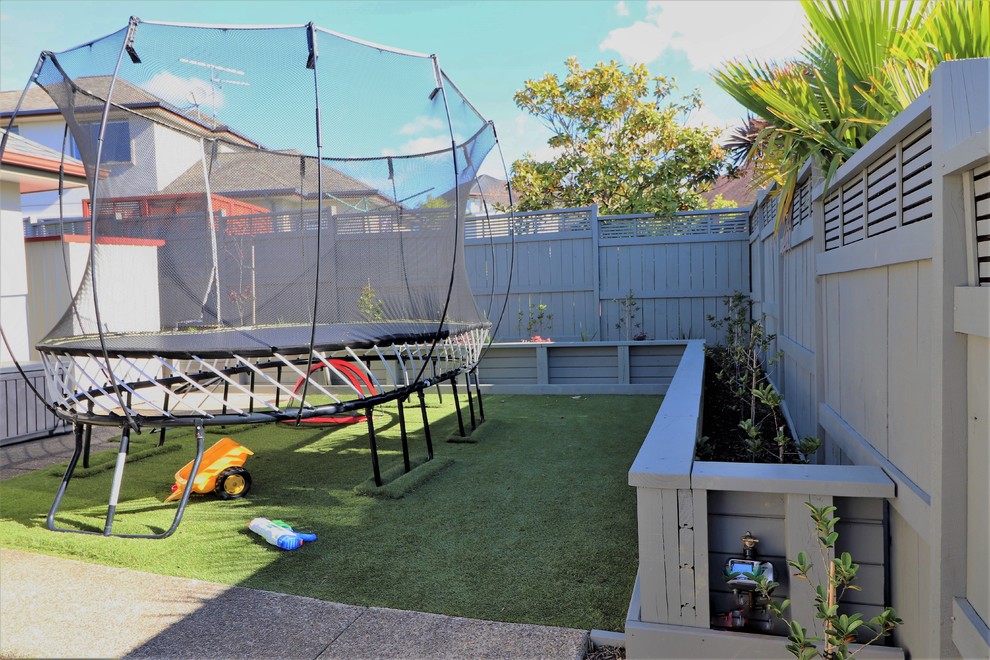 Photo of a mid-sized contemporary partial sun garden in Auckland.