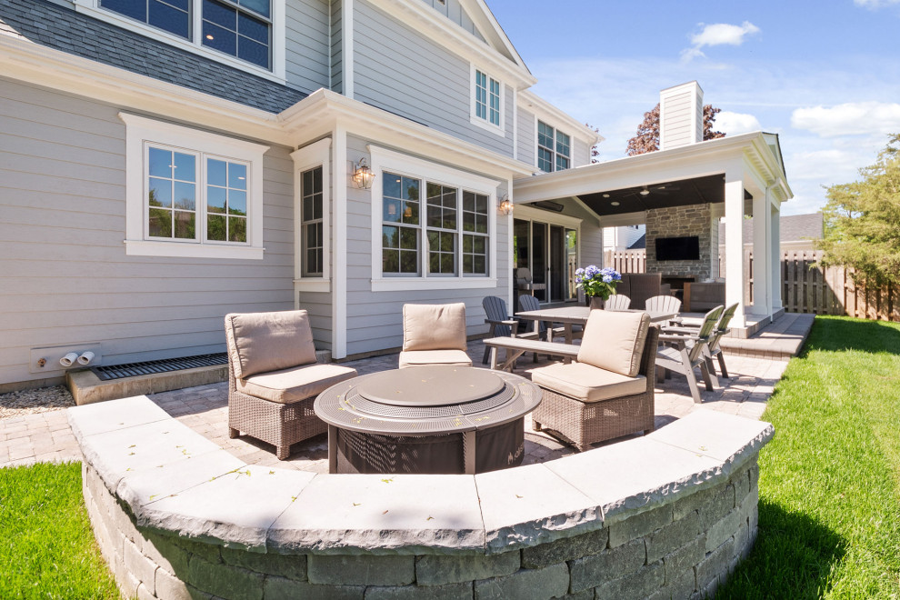 Example of a transitional home design design in Chicago