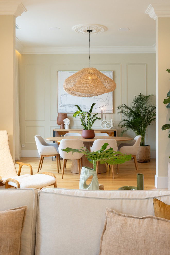 Idee per una sala da pranzo scandinava con pareti beige, parquet chiaro, pavimento beige e pannellatura