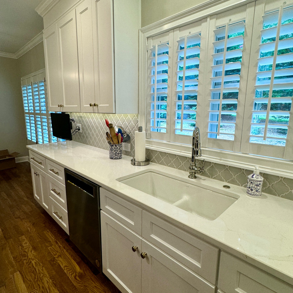 Mid-sized transitional l-shaped medium tone wood floor, brown floor and wallpaper ceiling eat-in kitchen photo in Atlanta with a double-bowl sink, shaker cabinets, white cabinets, granite countertops, gray backsplash, mosaic tile backsplash, stainless steel appliances, an island and white countertops