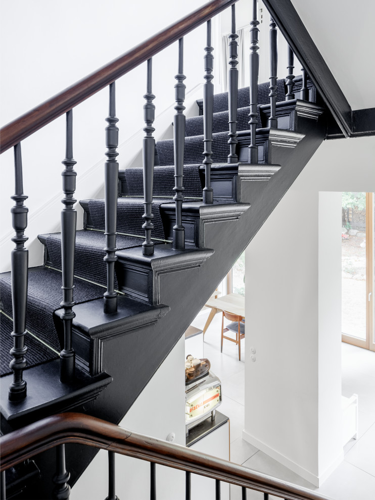 Стильный дизайн: прямая деревянная лестница среднего размера в классическом стиле с деревянными ступенями и деревянными перилами - последний тренд