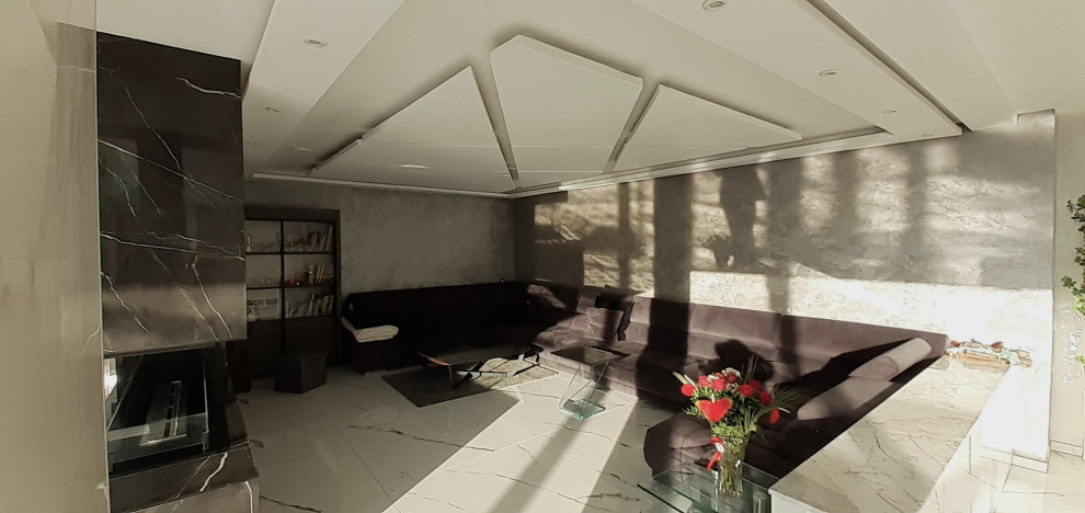 На фото: большая парадная, открытая гостиная комната в современном стиле с серыми стенами, полом из керамической плитки, двусторонним камином, фасадом камина из плитки, мультимедийным центром, белым полом и многоуровневым потолком с