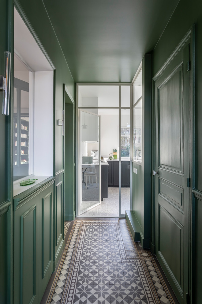 Стильный дизайн: маленький коридор в стиле неоклассика (современная классика) с зелеными стенами, полом из керамической плитки и разноцветным полом для на участке и в саду - последний тренд