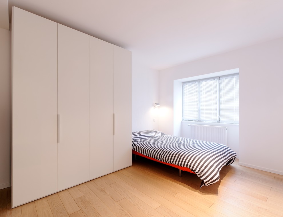 Cette photo montre chambre d'ado for ados With parquet clair.