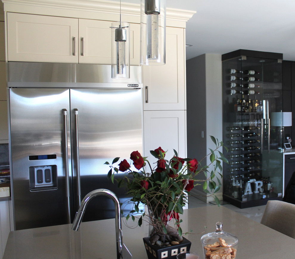 Eat-in kitchen - large transitional u-shaped eat-in kitchen idea with shaker cabinets, white cabinets, quartz countertops, gray backsplash, stainless steel appliances, an island and gray countertops