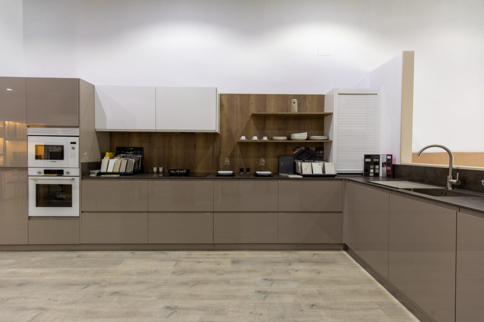 Blum Hafele Modular Kitchen Kitchen Delhi by DESIGN INDIAN