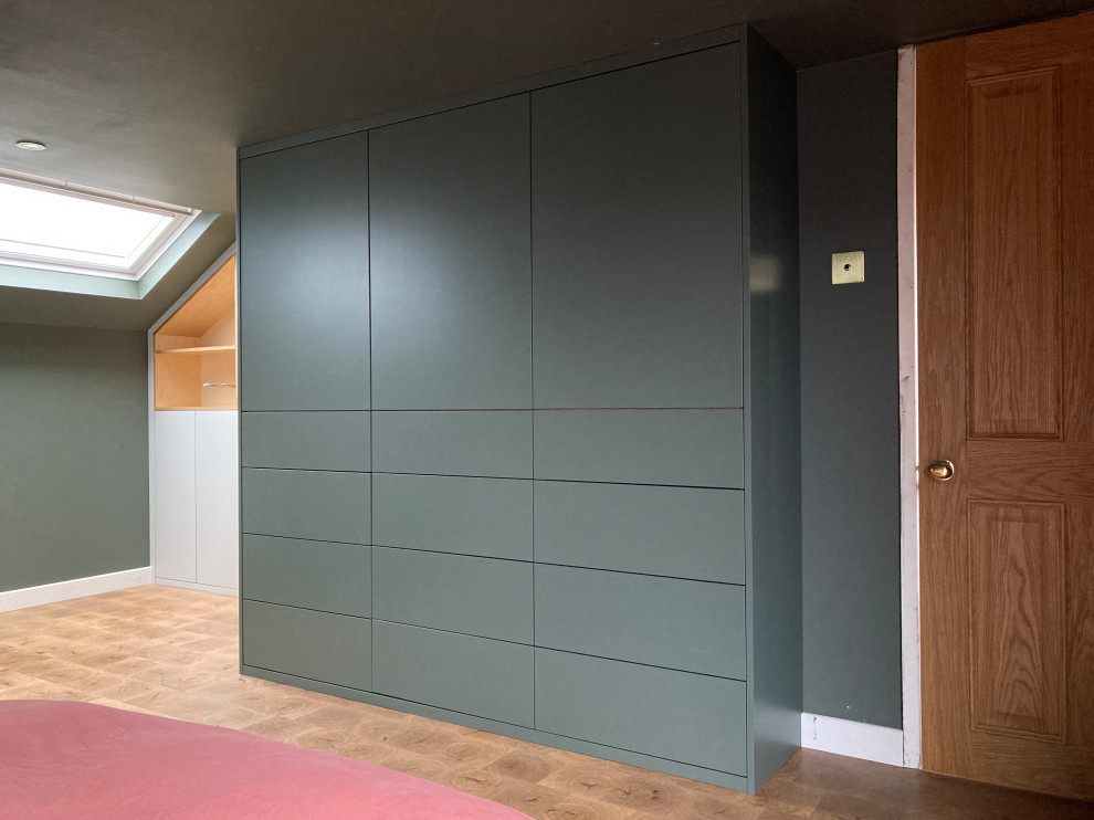 На фото: большая хозяйская спальня в современном стиле с зелеными стенами с