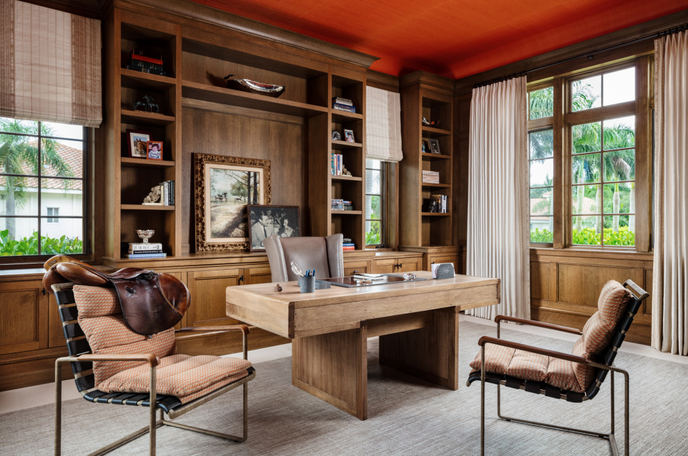 Diseño de despacho clásico renovado con paredes marrones, moqueta, escritorio independiente, suelo gris y panelado