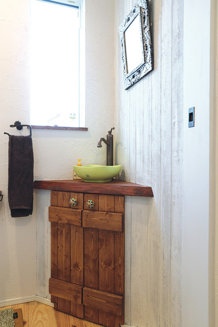 カバードポーチのある自然素材な家 country-bagno-di-servizio