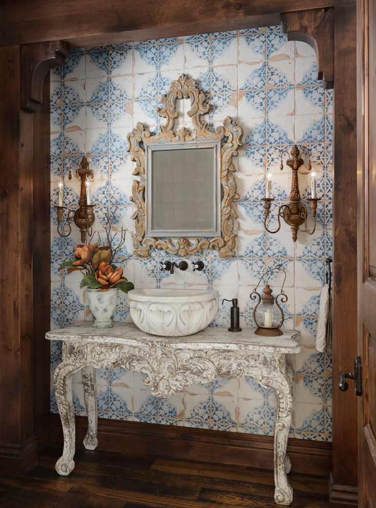 Пример оригинального дизайна: туалет с синей плиткой, темным паркетным полом, напольной тумбой и деревянными стенами