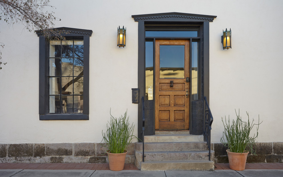 Example of a mountain style entryway design in Phoenix