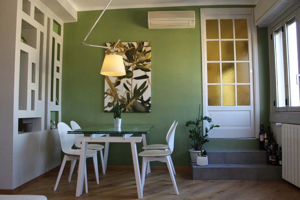 Modelo de salón contemporáneo de tamaño medio con paredes verdes y suelo de madera en tonos medios