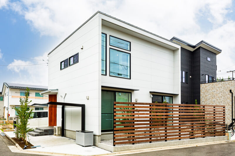 Inspiration for a mid-sized industrial two-storey white house exterior in Tokyo Suburbs with a flat roof, mixed siding and a metal roof.
