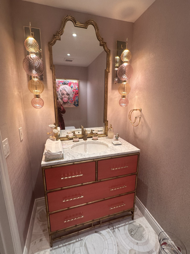 Immagine di un bagno di servizio classico di medie dimensioni con consolle stile comò, ante rosse, WC monopezzo, piastrelle multicolore, top in marmo, top bianco e mobile bagno incassato