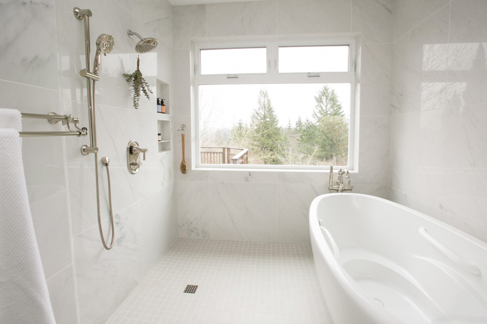 Cette image montre une salle de bain principale design de taille moyenne avec une baignoire indépendante, un combiné douche/baignoire, meuble double vasque et meuble-lavabo sur pied.