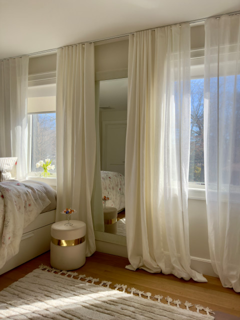 Bedroom with linen curtans contemporaneo-camera-da-letto