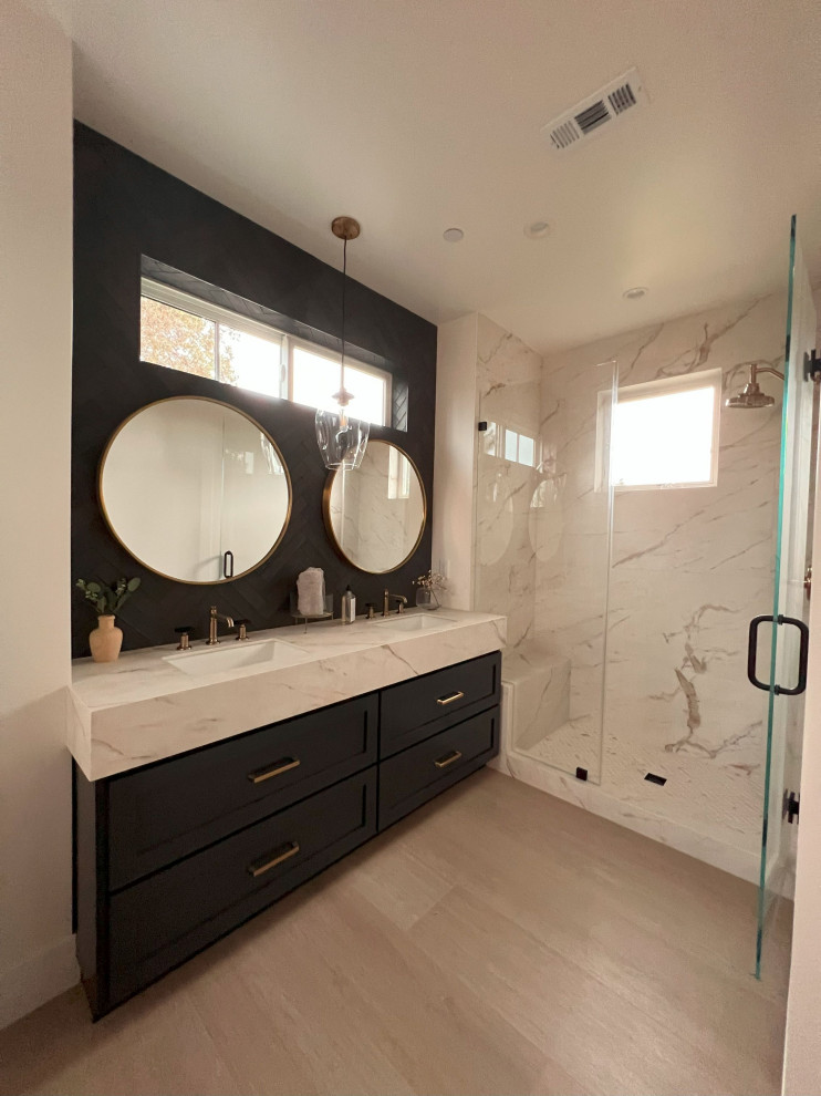 Inspiration pour une salle de bain rustique de taille moyenne avec un placard à porte shaker, des portes de placard noires et meuble-lavabo suspendu.