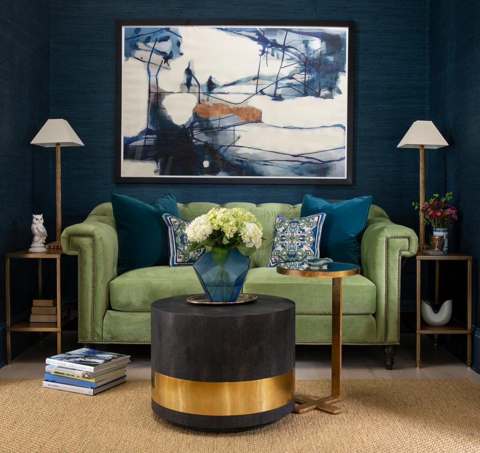 Стильный дизайн: изолированная гостиная комната среднего размера в средиземноморском стиле с паркетным полом среднего тона и синими стенами без телевизора, камина - последний тренд