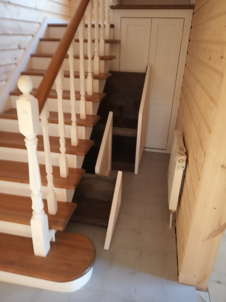 Лестница двухмаршевая из лиственницы с выдвижными ящиками