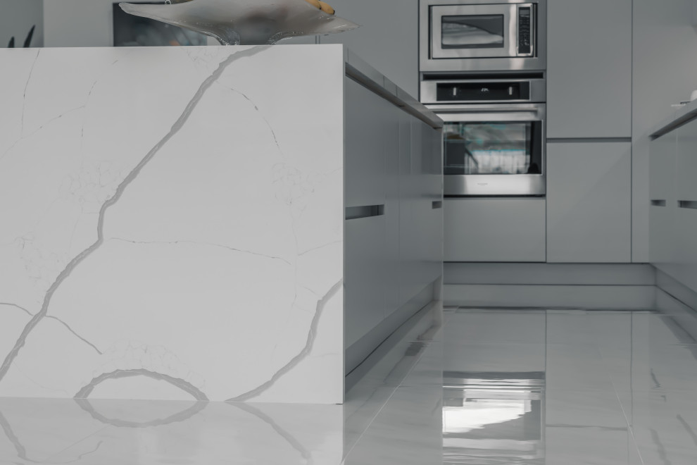 Immagine di una grande cucina minimalista con ante bianche
