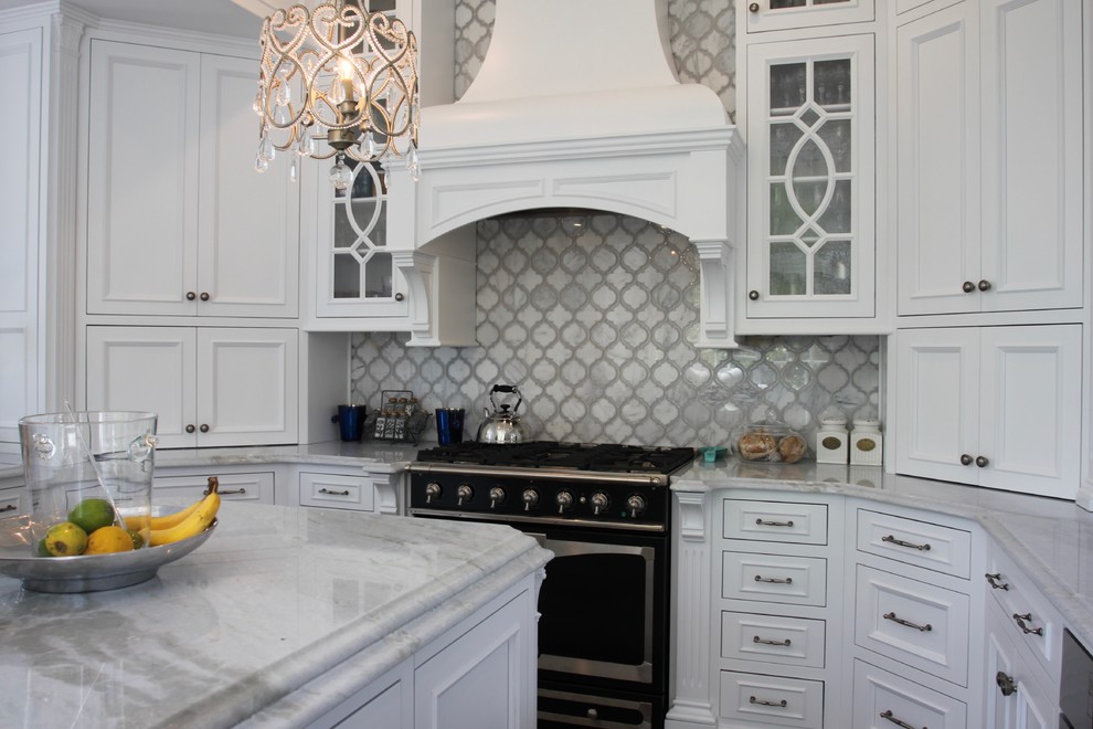 Inspiration for a mid-sized traditional u-shaped eat-in kitchen in DC Metro with an undermount sink, recessed-panel cabinets, white cabinets, quartzite benchtops, stone tile splashback, coloured appliances, medium hardwood floors and with island.