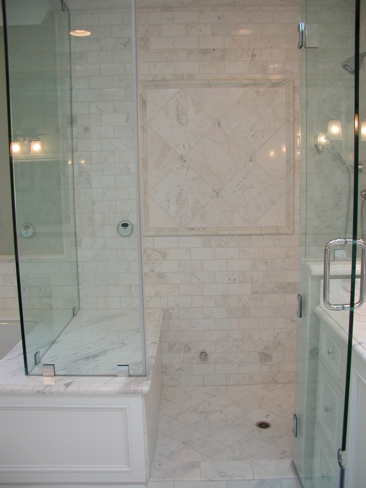 Foto di una stanza da bagno padronale chic di medie dimensioni con vasca sottopiano, piastrelle bianche, piastrelle in pietra, pareti verdi, pavimento in marmo, ante con riquadro incassato, ante bianche e top in marmo
