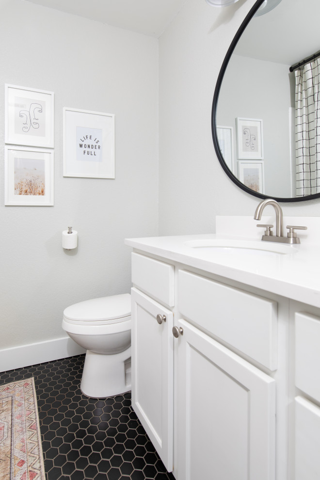 Exempel på ett mellanstort industriellt vit vitt badrum för barn, med skåp i shakerstil, bruna skåp, en dusch i en alkov, grå väggar, ett undermonterad handfat, bänkskiva i kvarts, en toalettstol med separat cisternkåpa, dusch med duschdraperi, ett badkar i en alkov, klinkergolv i keramik och svart golv