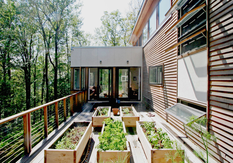 Contemporary backyard deck in New York.