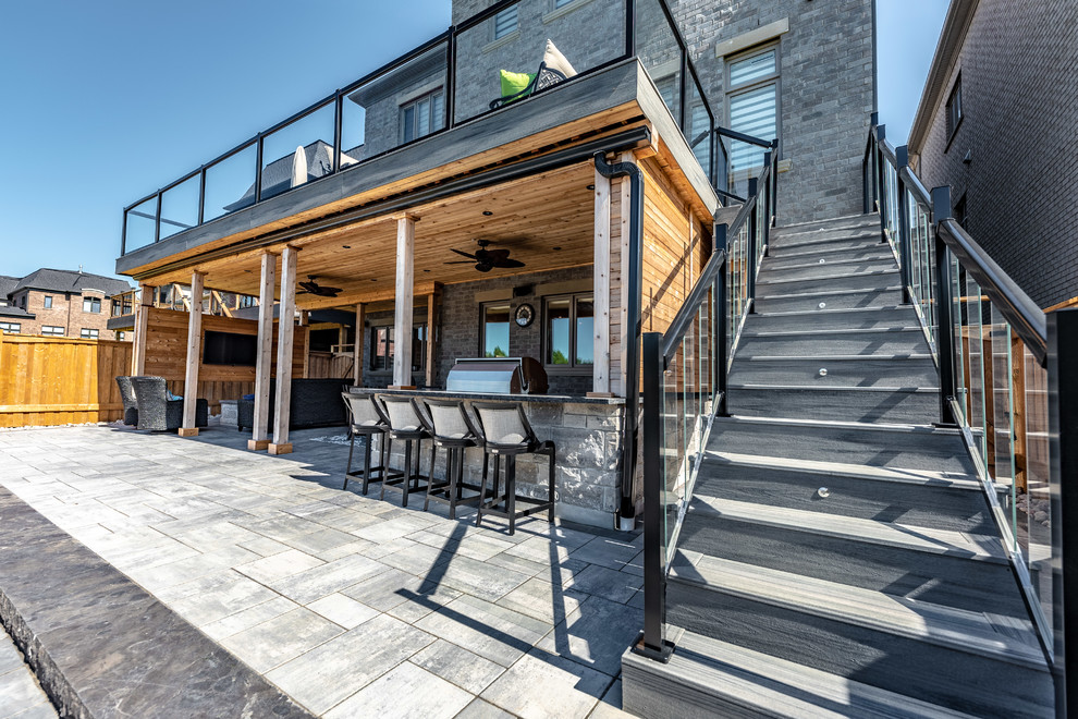 Große, Überdachte Klassische Terrasse hinter dem Haus mit Outdoor-Küche in Toronto
