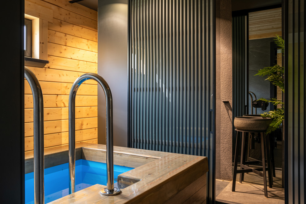 Небольшая баня с комнатой отдыха.