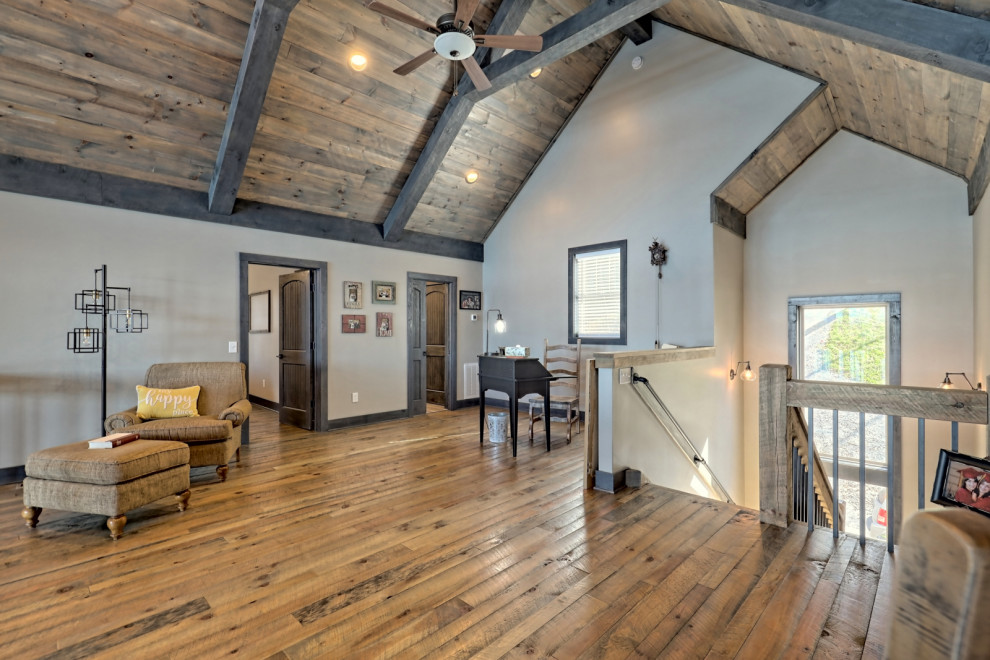 Esempio di un grande studio american style con pareti grigie, pavimento in legno massello medio, scrivania autoportante, pavimento grigio e soffitto in legno