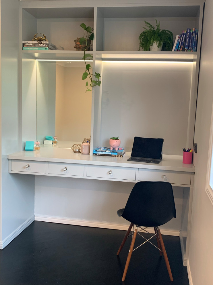 Foto di un ufficio minimalista di medie dimensioni con pareti bianche, pavimento in legno verniciato, scrivania incassata e pavimento nero
