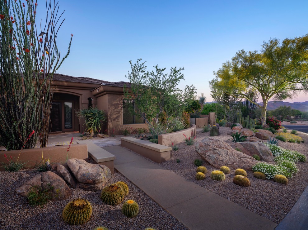 Inspiration for a mid-sized front yard xeriscape in Phoenix with gravel.