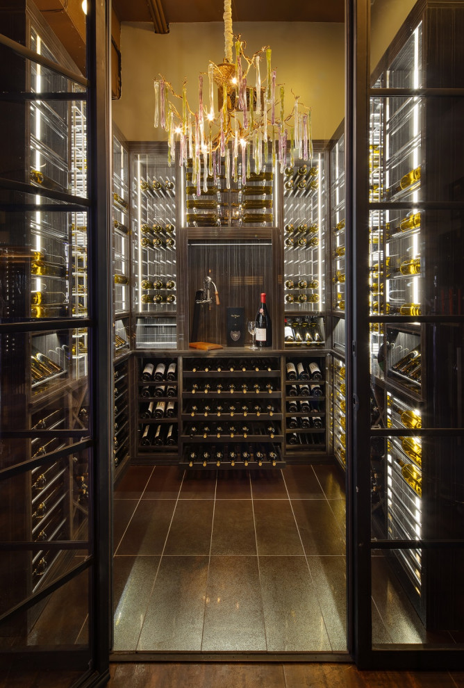 Cette photo montre une cave à vin moderne de taille moyenne avec un sol en carrelage de céramique, des casiers et un sol multicolore.